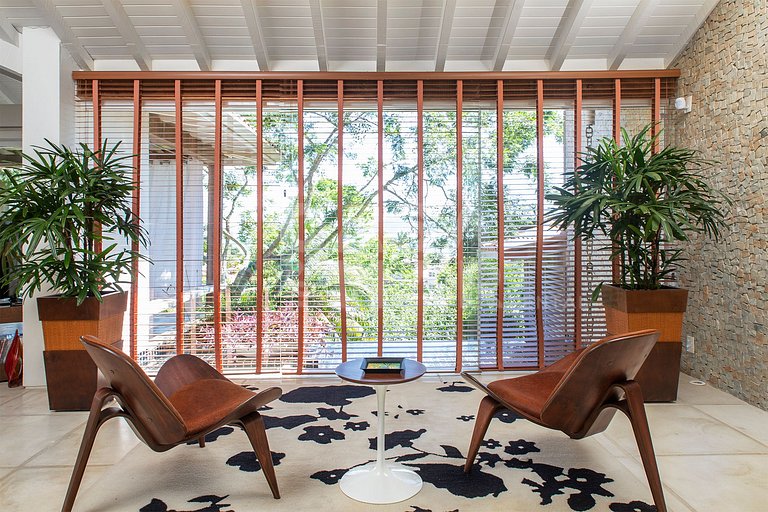 Beautiful villa complete with five suites, in condominium, i