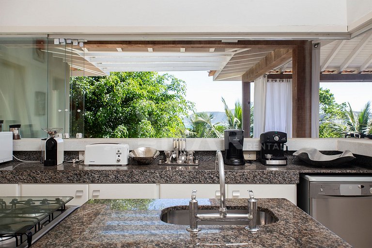 Beautiful villa complete with five suites, in condominium, i