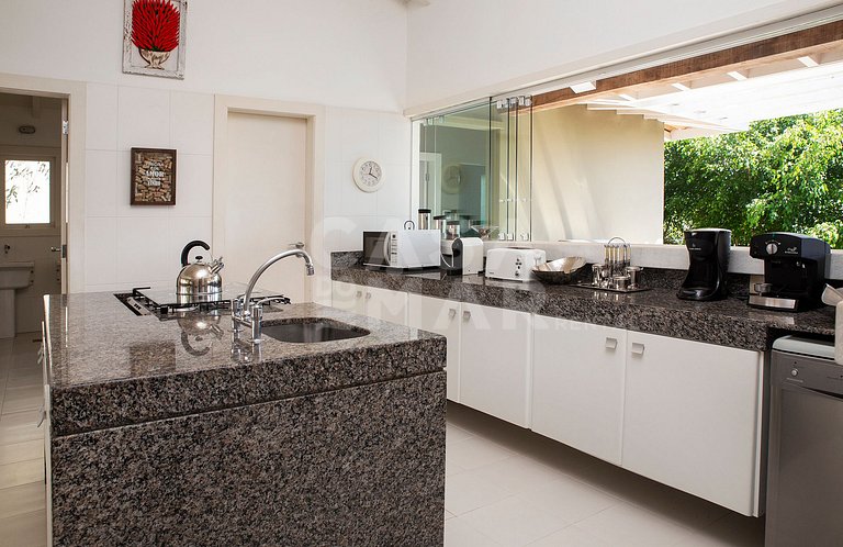 Casa com cinco suítes, em Geribá, em condomínio, com piscina