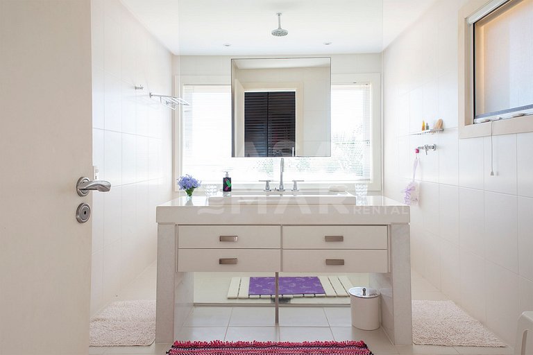 Casa com cinco suítes, em Geribá, em condomínio, com piscina