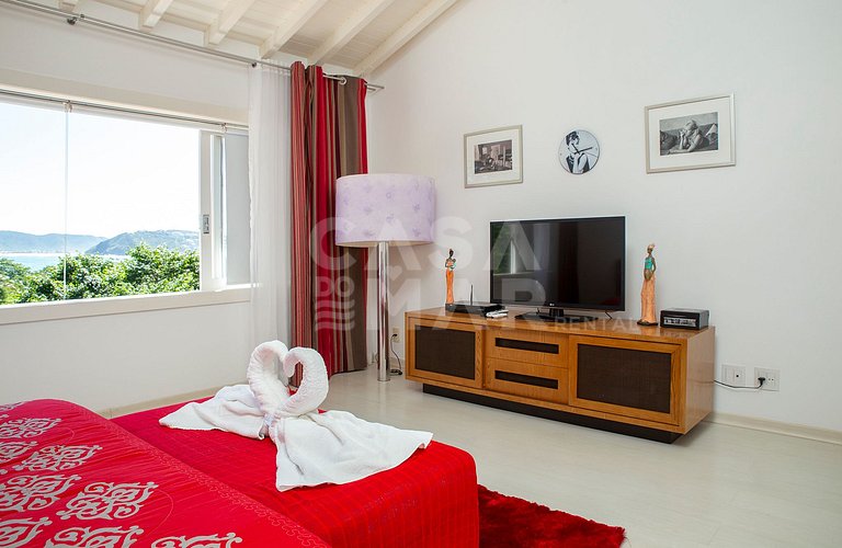 Beautiful villa complete with five suites, in condominium, i