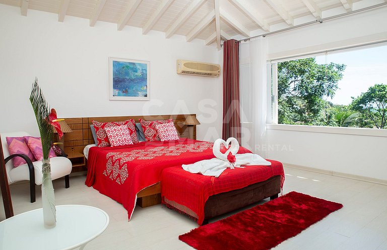 Beautiful villa complete with five suites, in condominium, i