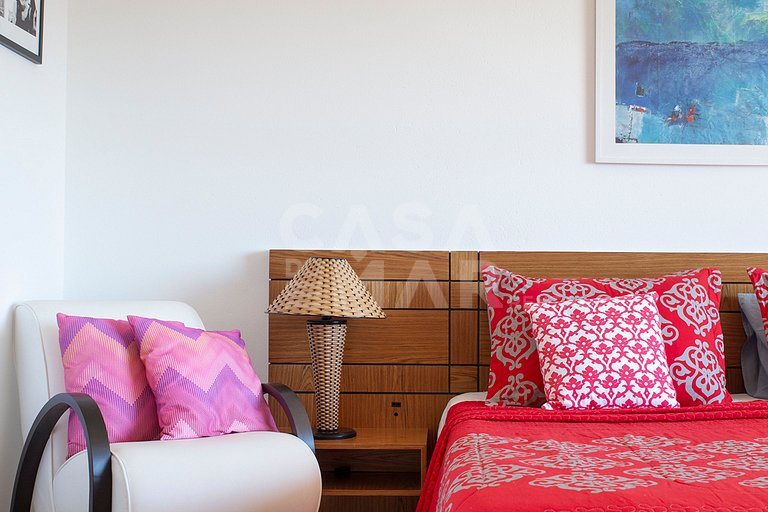 Beautiful villa complete with five suites, in condominium, i