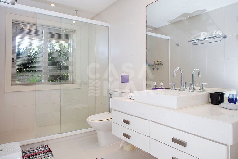 Beautiful villa complete with five suites, in condominium, i