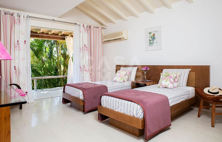 Beautiful villa complete with five suites, in condominium, i