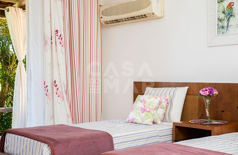 Beautiful villa complete with five suites, in condominium, i