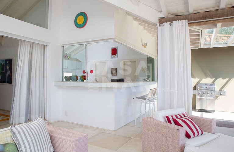 Casa com cinco suítes, em Geribá, em condomínio, com piscina