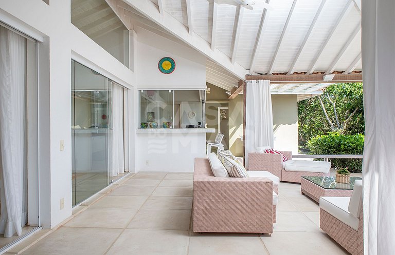 Beautiful villa complete with five suites, in condominium, i