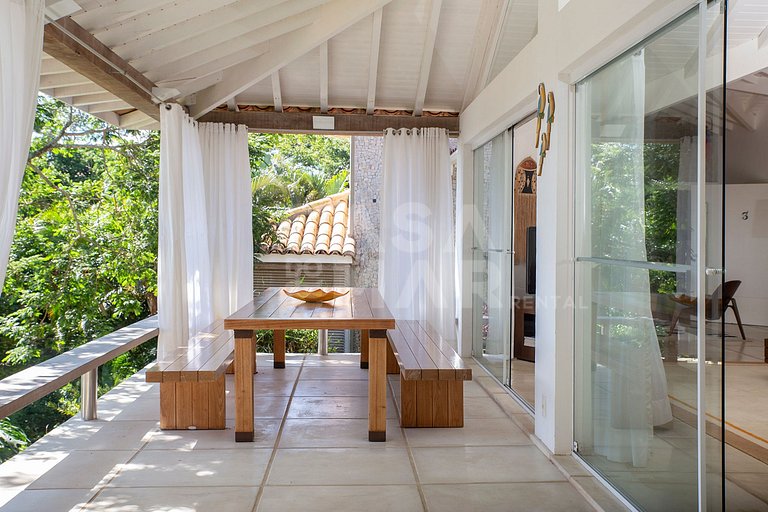Beautiful villa complete with five suites, in condominium, i