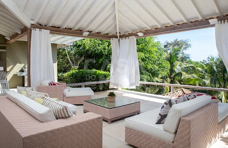 Beautiful villa complete with five suites, in condominium, i