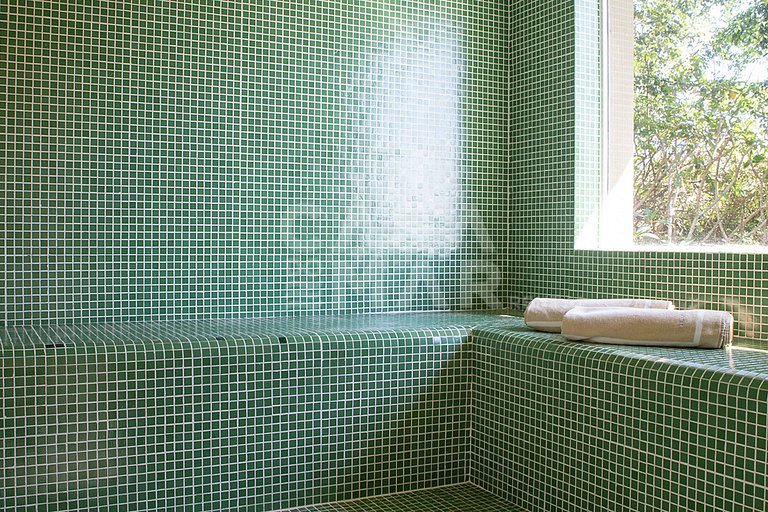 Casa com cinco suítes, em Geribá, em condomínio, com piscina