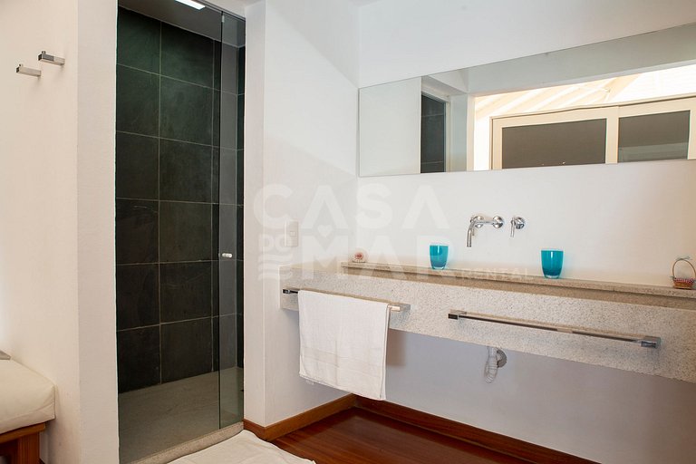 Beautiful villa complete with five suites, in condominium, i