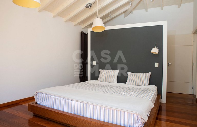 Beautiful villa complete with five suites, in condominium, i