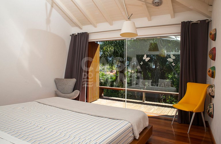 Beautiful villa complete with five suites, in condominium, i