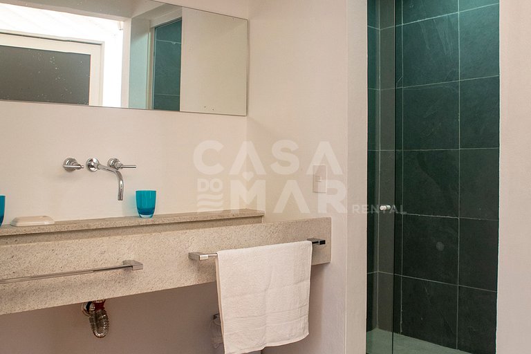 Casa com cinco suítes, em Geribá, em condomínio, com piscina