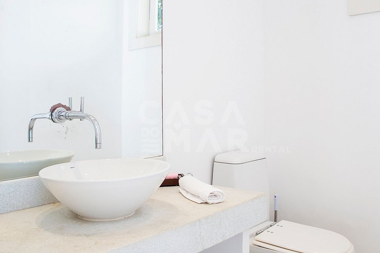 Beautiful villa complete with five suites, in condominium, i