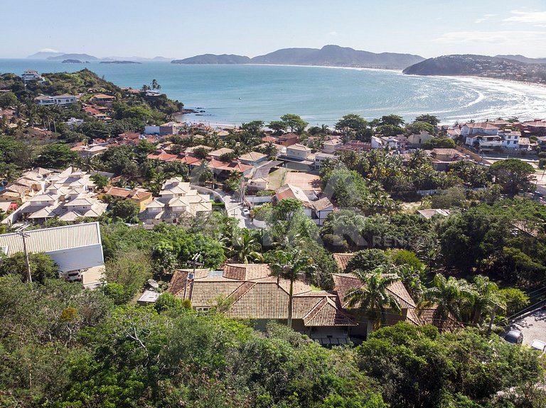 Casa com cinco suítes, em Geribá, em condomínio, com piscina