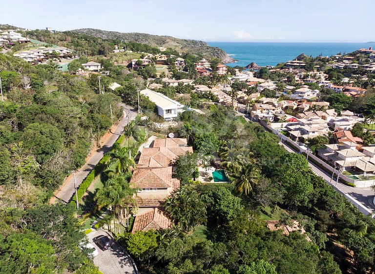 Casa com cinco suítes, em Geribá, em condomínio, com piscina
