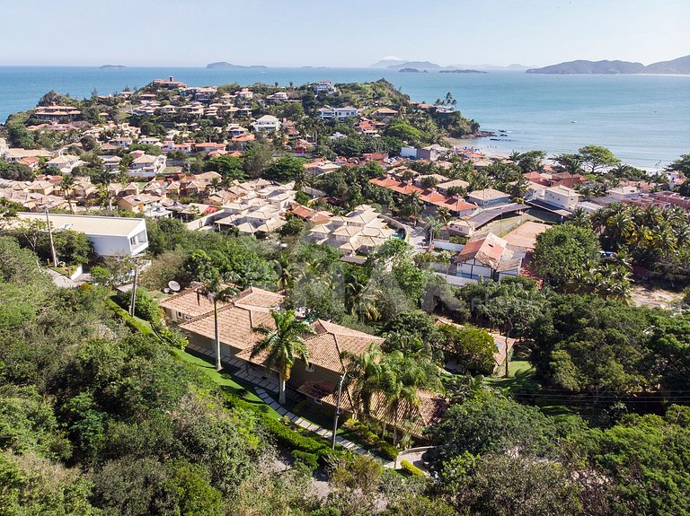 Beautiful villa complete with five suites, in condominium, i