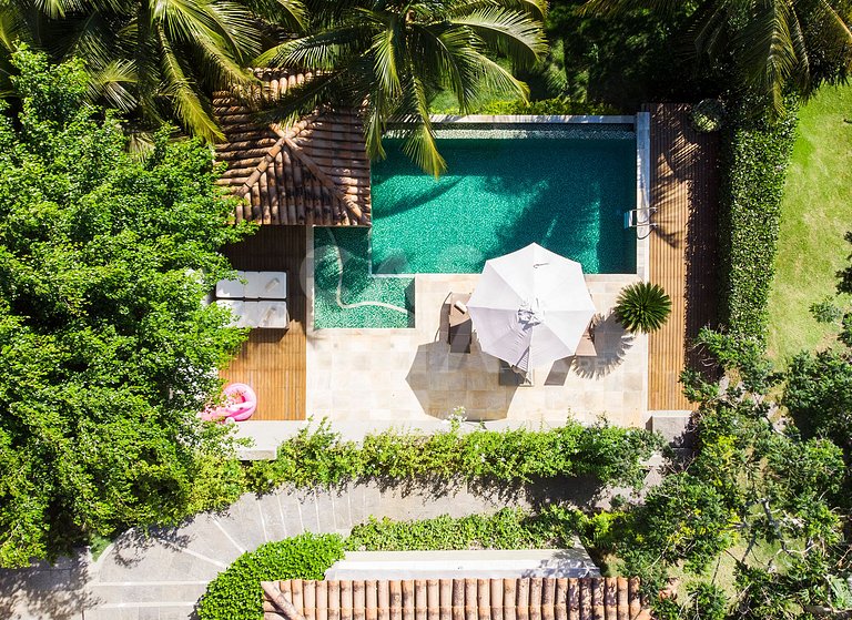 Beautiful villa complete with five suites, in condominium, i
