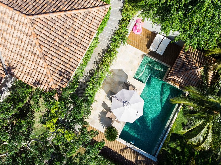 Casa com cinco suítes, em Geribá, em condomínio, com piscina