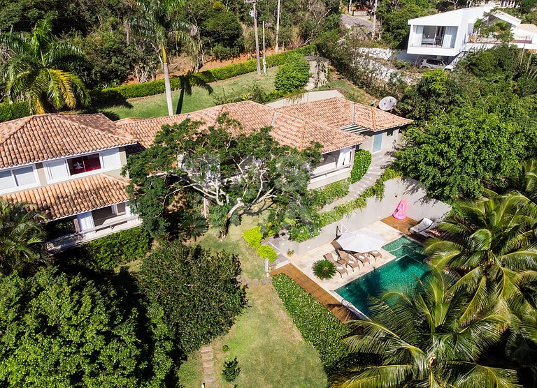 Beautiful villa complete with five suites, in condominium, i