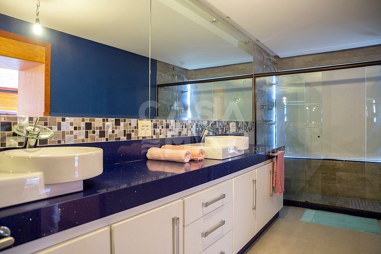Beautiful villa with nine suites, with paradisiacal views an