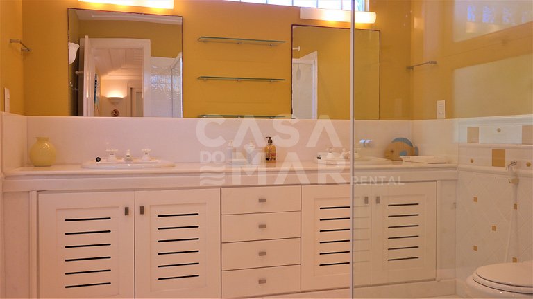 Beautiful house with eight suites on the sand of Praia Rasa,