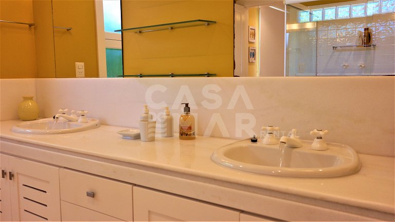Beautiful house with eight suites on the sand of Praia Rasa,