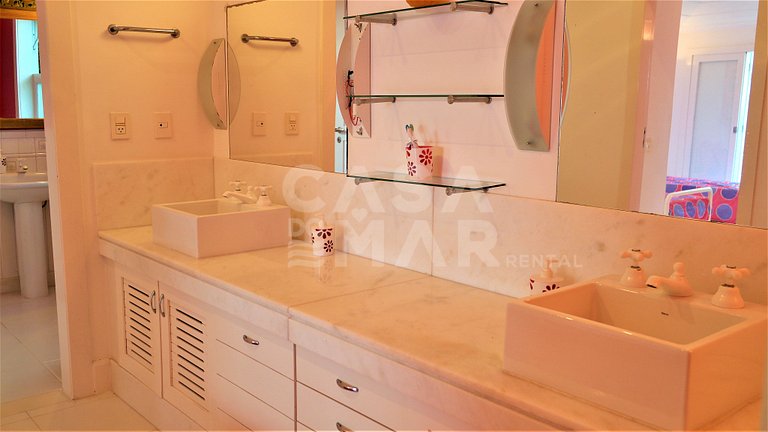 Beautiful house with eight suites on the sand of Praia Rasa,