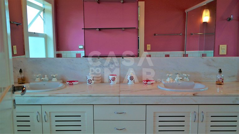 Beautiful house with eight suites on the sand of Praia Rasa,