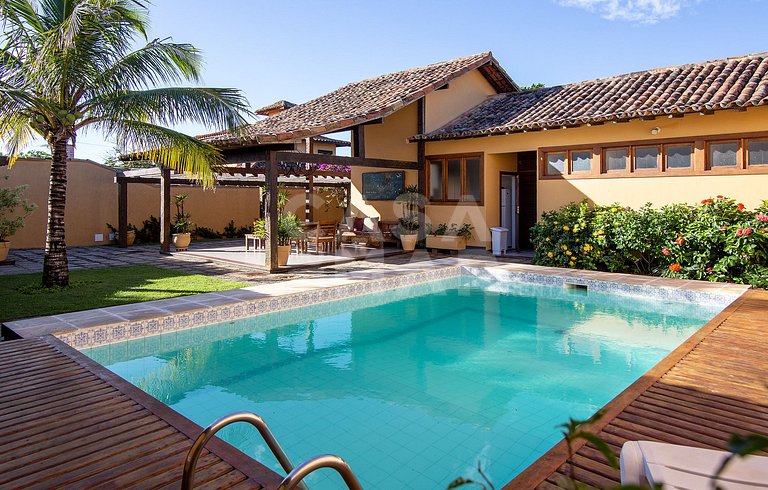 casa com quatro quartos, piscina, próxima à praia