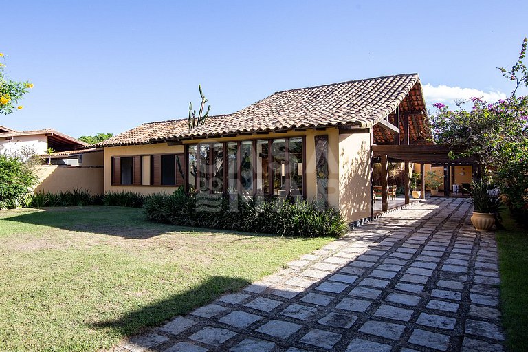 casa com quatro quartos, piscina, próxima à praia
