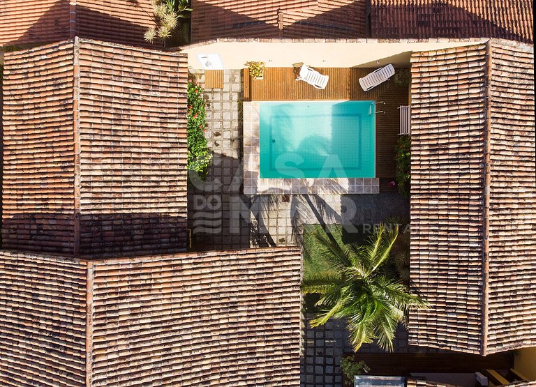 casa com quatro quartos, piscina, próxima à praia