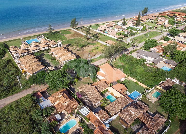 casa com quatro quartos, piscina, próxima à praia