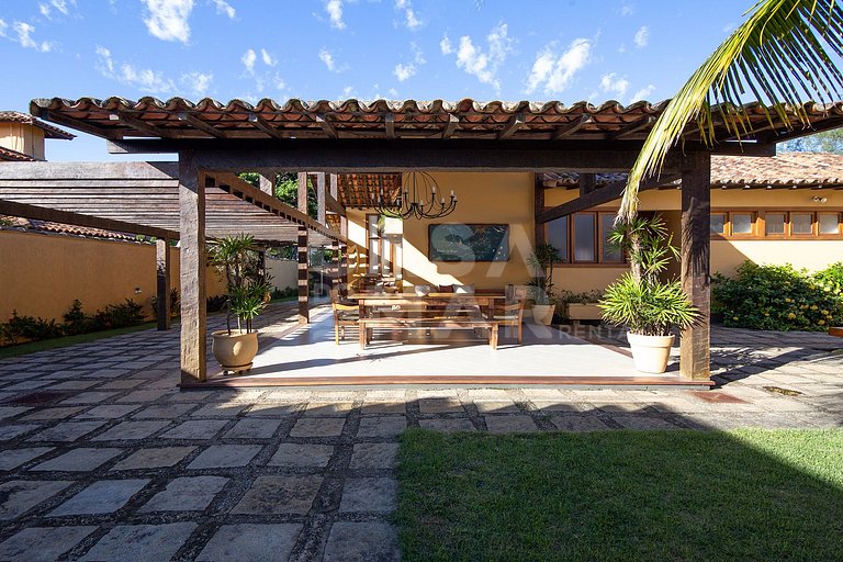 casa com quatro quartos, piscina, próxima à praia