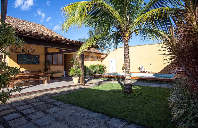 casa com quatro quartos, piscina, próxima à praia