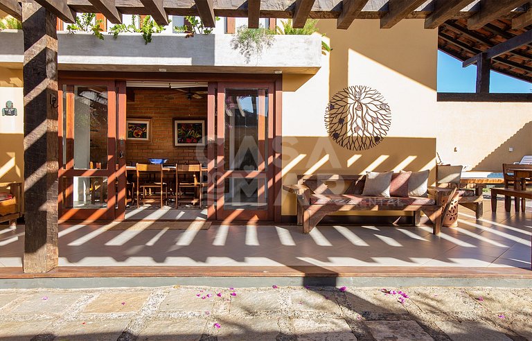 casa com quatro quartos, piscina, próxima à praia
