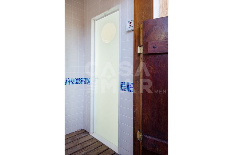 casa com quatro quartos, piscina, próxima à praia