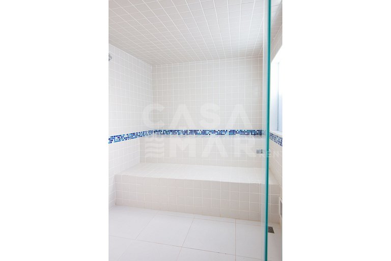 casa com quatro quartos, piscina, próxima à praia