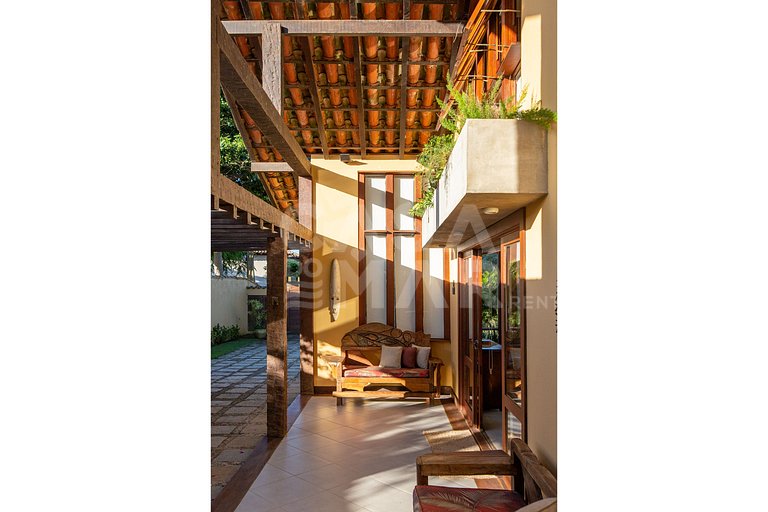 casa com quatro quartos, piscina, próxima à praia