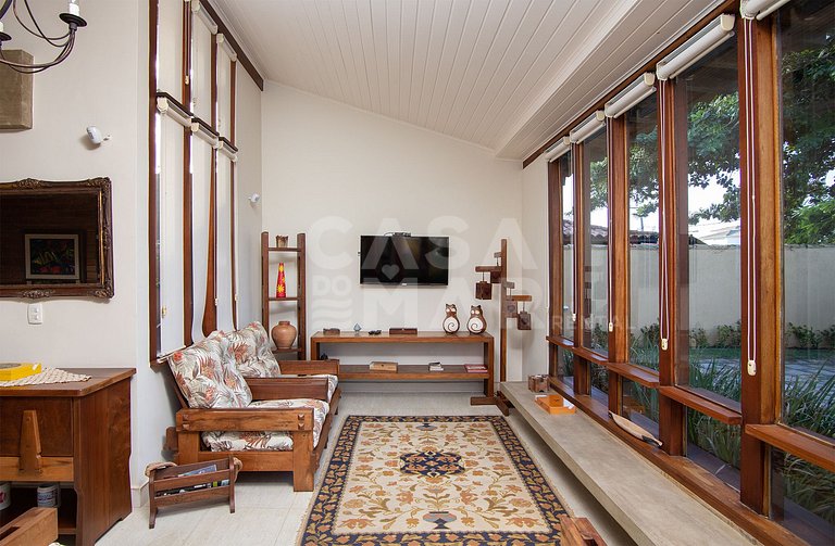 casa com quatro quartos, piscina, próxima à praia