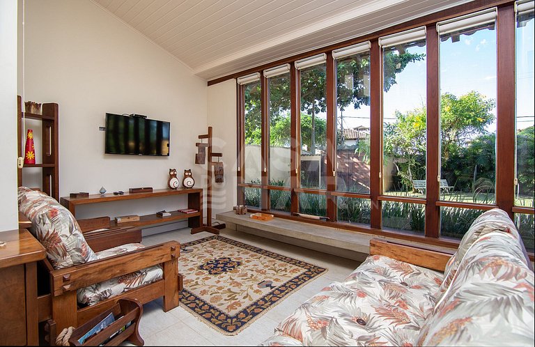casa com quatro quartos, piscina, próxima à praia