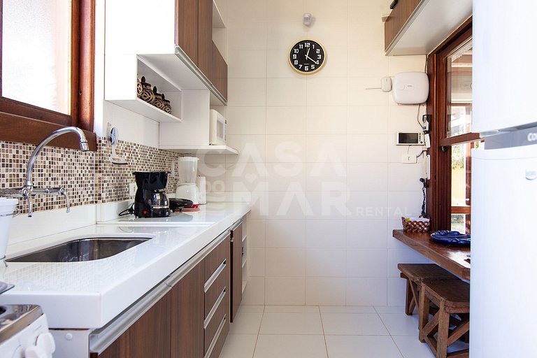 casa com quatro quartos, piscina, próxima à praia