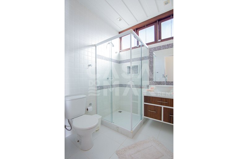 casa com quatro quartos, piscina, próxima à praia