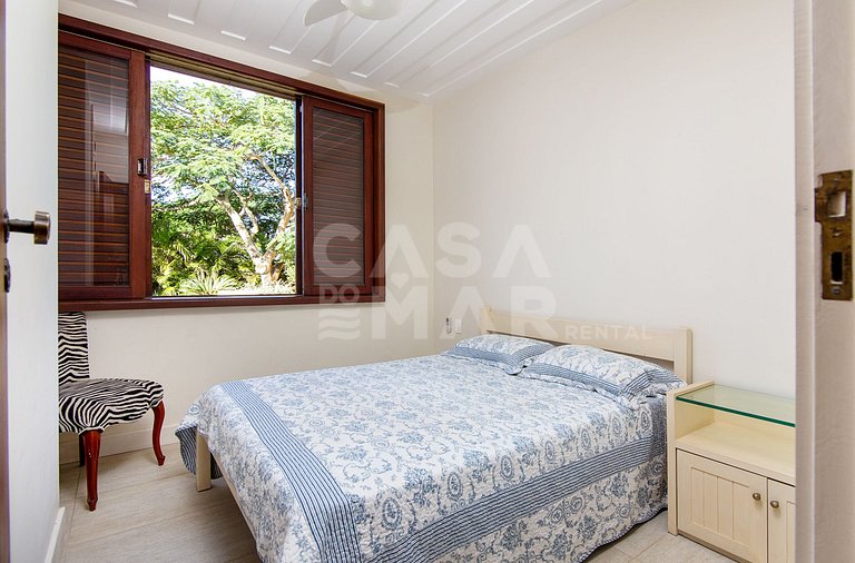 casa com quatro quartos, piscina, próxima à praia