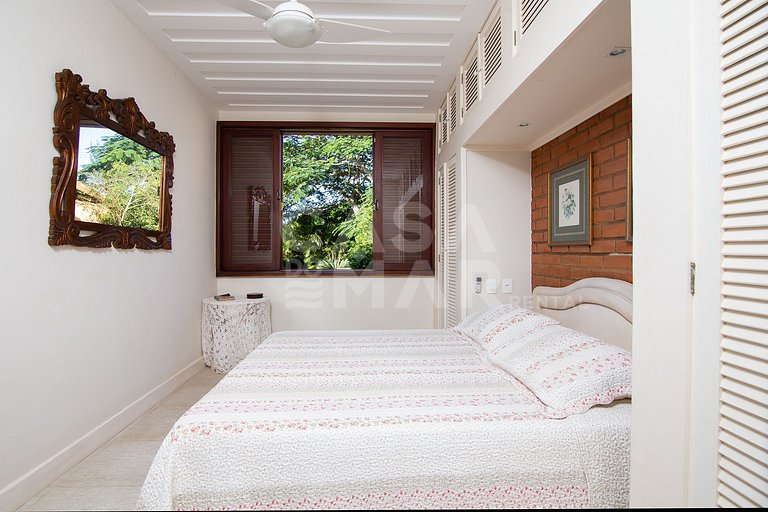 casa com quatro quartos, piscina, próxima à praia