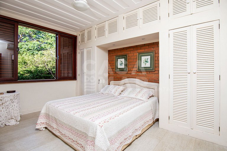 casa com quatro quartos, piscina, próxima à praia