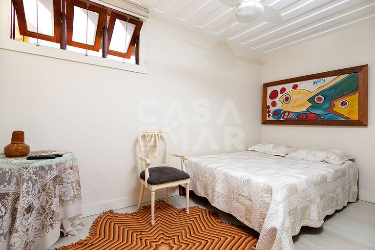 casa com quatro quartos, piscina, próxima à praia