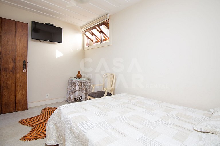 casa com quatro quartos, piscina, próxima à praia
